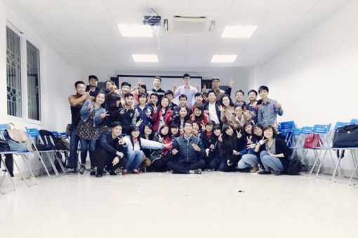 Lớp dạy tiếng Anh “lỗ vốn” của thầy Sánh ảnh 1