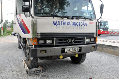 Cán bộ trạm cân bị hành hung khi xử lý xe quá tải ảnh 1