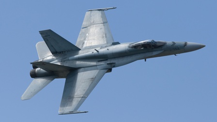 Chiến đấu cơ CF-18 Canada tấn công kho vũ khí IS ảnh 1