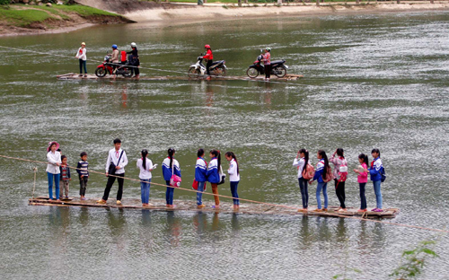 Nguy hiểm từ những chiếc bè mảng đưa học sinh đến trường ảnh 1