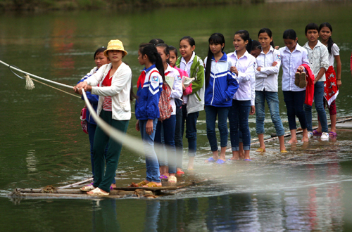 Nguy hiểm từ những chiếc bè mảng đưa học sinh đến trường ảnh 4