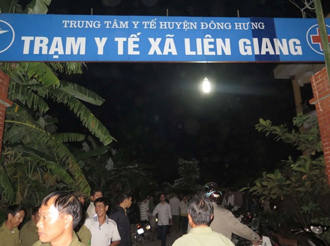 Sản phụ tử vong, dân vây kín trạm y tế xã ảnh 1