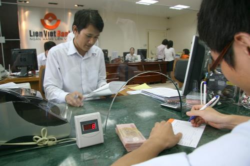 Ngân hàng đua hạ lãi suất cho vay tiêu dùng cuối năm ảnh 1