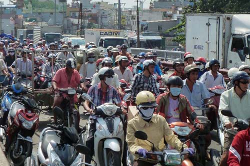 Xe ben bốc cháy trên cầu Nhị Thiên Đường ảnh 1