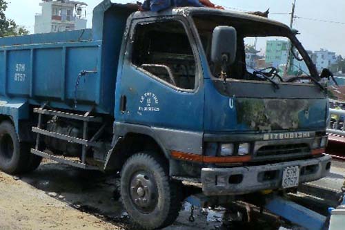 Xe ben bốc cháy trên cầu Nhị Thiên Đường ảnh 2