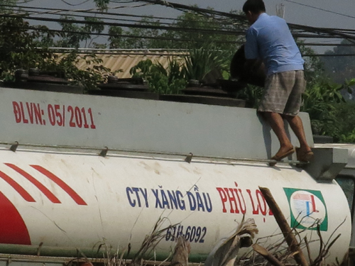 Ảnh điều tra: Trộm cắp xăng 'vô tội vạ' ở Bình Dương - Kỳ 2 ảnh 3