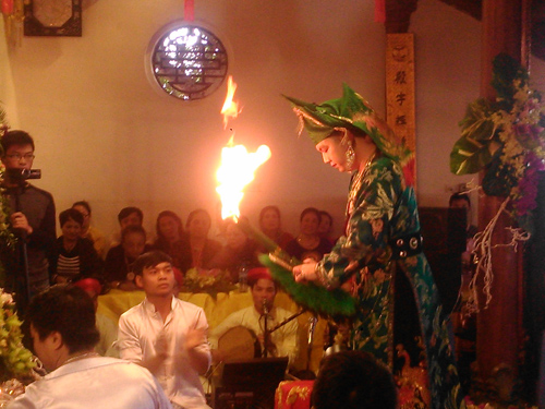 Hiểu và thực hành đúng về hầu đồng - Bài 2 ảnh 1