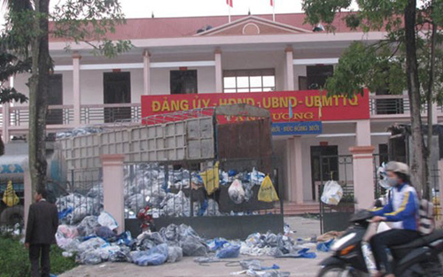 Thái Nguyên: Dân đổ rác thải chất đống trụ sở Ủy ban xã ảnh 1