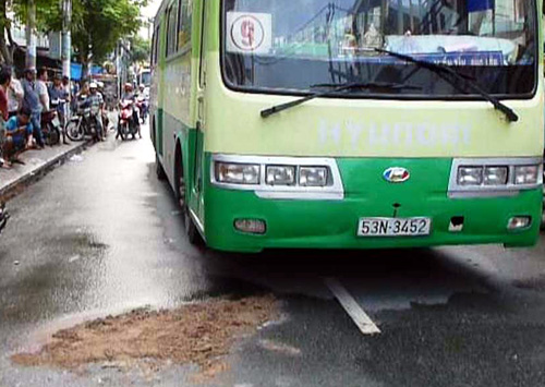 Xe máy va chạm xe buýt, hai người thương vong ảnh 1