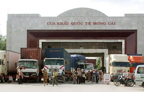 Kiểm tra tình hình mua bán hàng hóa của cư dân biên giới 
