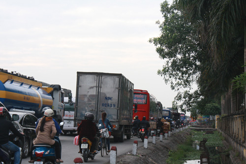 Xe container mất lái tông chết người trên Đường 5 ảnh 1