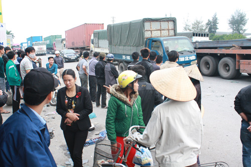 Xe container mất lái tông chết người trên Đường 5 ảnh 2