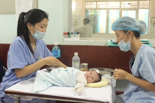 Số phận mong manh của bé sơ sinh bị bỏ rơi ảnh 1