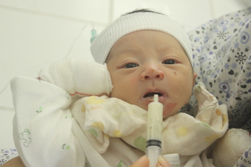 Số phận mong manh của bé sơ sinh bị bỏ rơi ảnh 4
