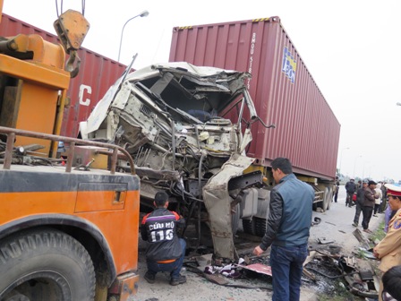Xe container lấn đường đâm xe khách, 3 người bị thương ảnh 1