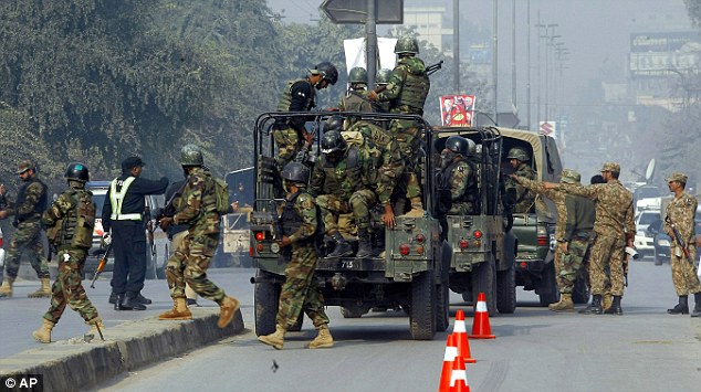 Taliban thảm sát trường học Pakistan, bắn chết hơn 100 trẻ em ảnh 5