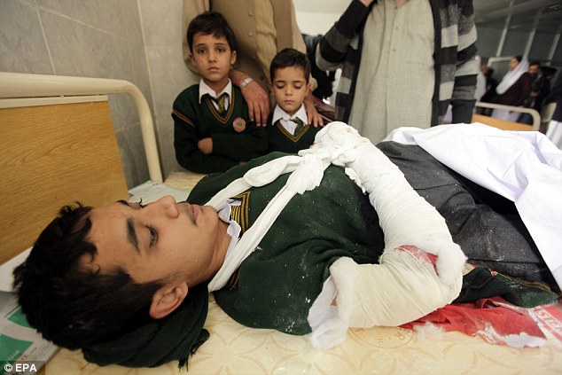 Sát thủ Taliban nổ bom liều chết trong phòng chứa 60 học sinh ảnh 1