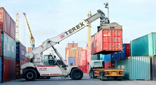 Xe quá tải vẫn đi ra từ “siêu cảng”