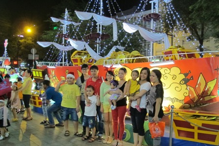 Tràn ngập không khí đón Giáng sinh tại TP. HCM ảnh 5