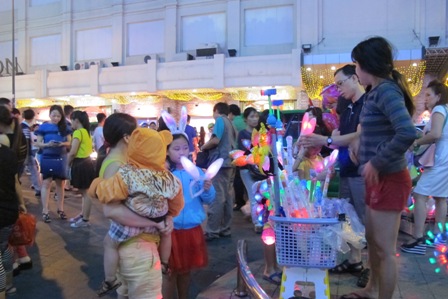 Tràn ngập không khí đón Giáng sinh tại TP. HCM ảnh 7