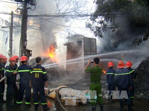 Cháy kho phế liệu sát ký túc xá Đại học Đồng Nai ảnh 2