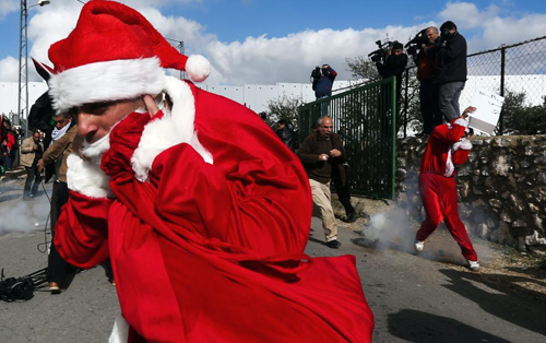 Những ông già Noel 'lạ' khắp nơi trên thế giới ảnh 2