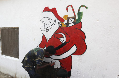 Những ông già Noel 'lạ' khắp nơi trên thế giới ảnh 3