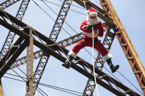 Những ông già Noel 'lạ' khắp nơi trên thế giới ảnh 10