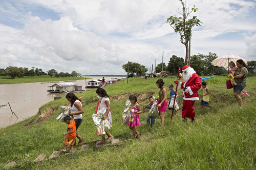 Những ông già Noel 'lạ' khắp nơi trên thế giới ảnh 11