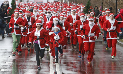 Những ông già Noel 'lạ' khắp nơi trên thế giới ảnh 12