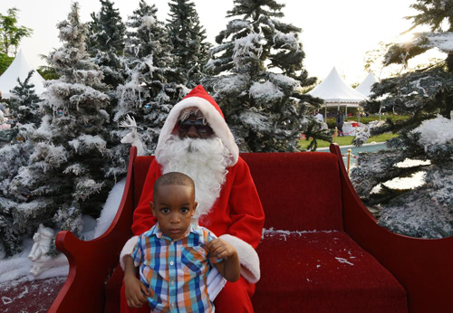 Những ông già Noel 'lạ' khắp nơi trên thế giới ảnh 14