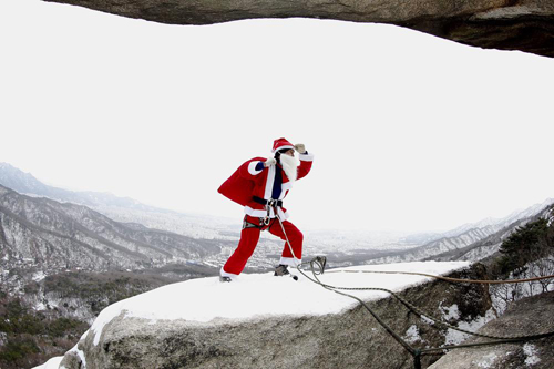 Những ông già Noel 'lạ' khắp nơi trên thế giới ảnh 9