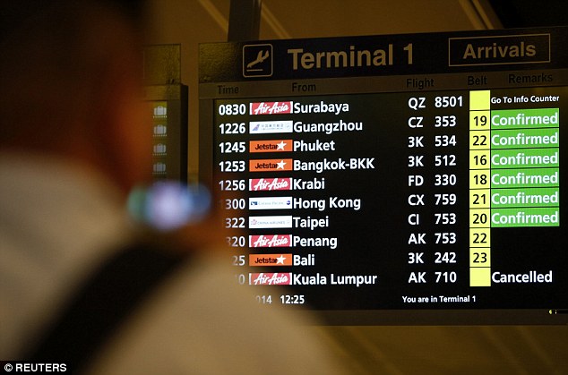 Thân nhân hành khách máy bay AirAsia thất thần chờ tin ảnh 1