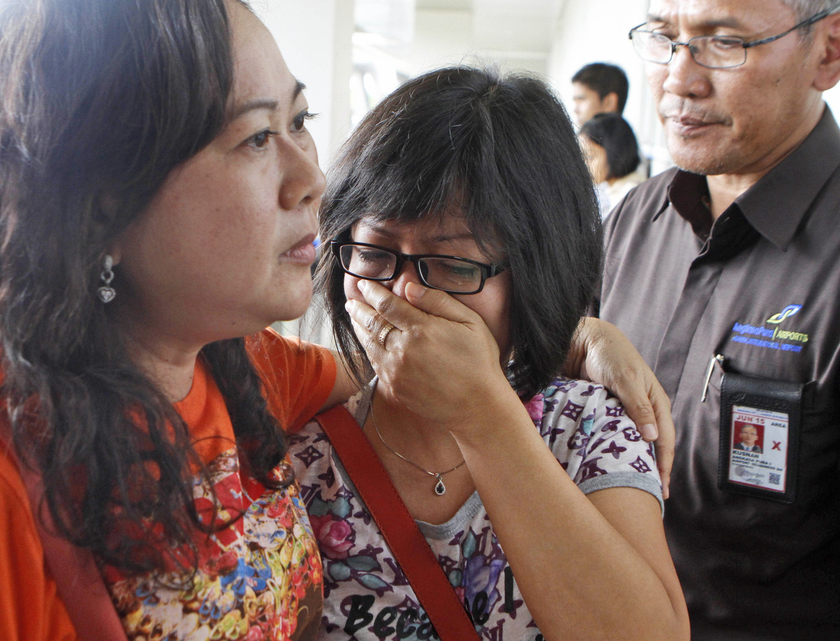 Thân nhân hành khách máy bay AirAsia thất thần chờ tin ảnh 6