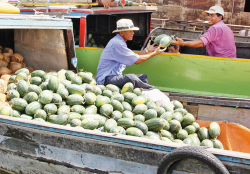 Đặc sắc chợ nổi ảnh 1