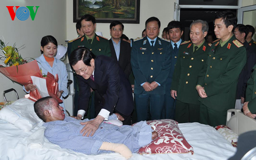 Chủ tịch nước thăm quân nhân bị nạn vụ máy bay rơi ảnh 1