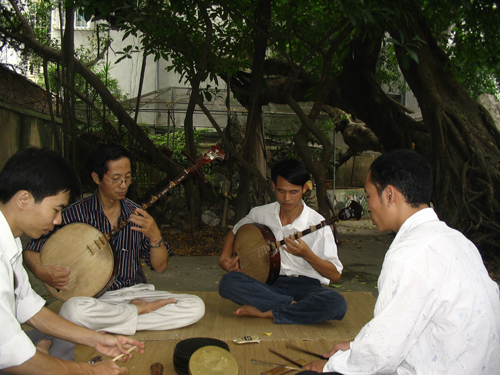 Người nặng lòng với nghệ thuật hát văn 