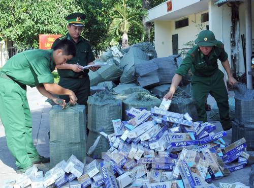Triệt phá điểm trung chuyển thuốc lá lậu tại Củ Chi ảnh 1