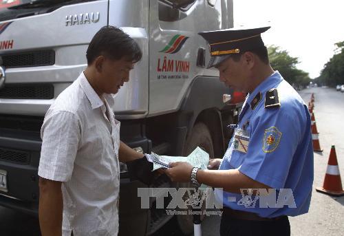 Thủ tướng chỉ đạo xử lý xe hàng quá tải trọng ảnh 1