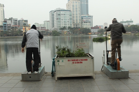 Người Hà Nội vừa tập thể dục vừa lọc nước hồ ảnh 1