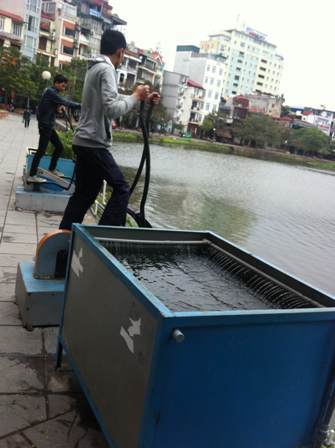 Người Hà Nội vừa tập thể dục vừa lọc nước hồ ảnh 4