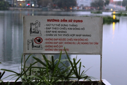 Người Hà Nội vừa tập thể dục vừa lọc nước hồ ảnh 7