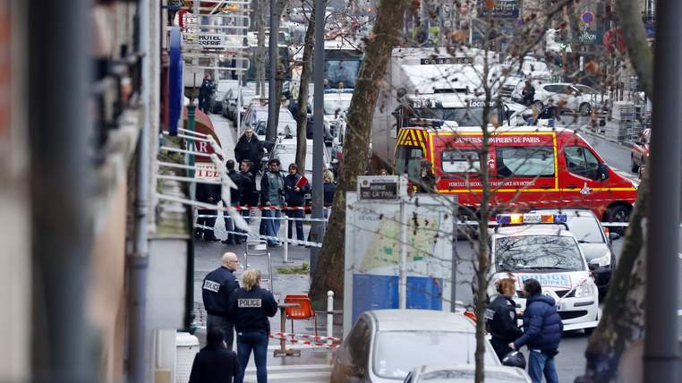 Lại nổ súng ở Paris, một cảnh sát thiệt mạng ảnh 1