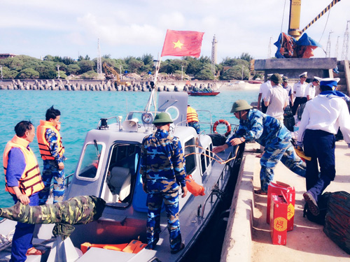 Trao quà cho Tết ở đảo Song Tử Tây ảnh 1