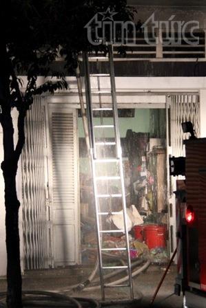 Giải cứu một cụ bà trong căn nhà bốc cháy ảnh 2