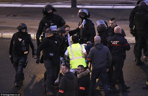 Hiện trường đẫm máu siêu thị Paris với xác tay súng ảnh 13