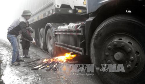 Lai Châu ách tắc giao thông vì tuyết dày đặc ảnh 1
