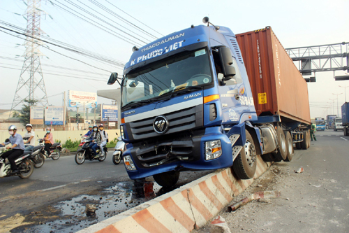 Xe container 'ngồi' dải phân cách, xa lộ Hà Nội kẹt cứng ảnh 3