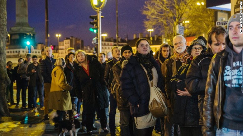 Các hiệu sách bán 'Charlie Hebdo' tại Bỉ bị đe dọa tấn công ảnh 1