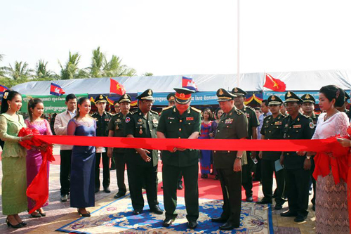 Khánh thành trụ sở Sở Chỉ huy Bộ Tư lệnh Cảnh vệ Campuchia do Việt Nam tặng ảnh 1